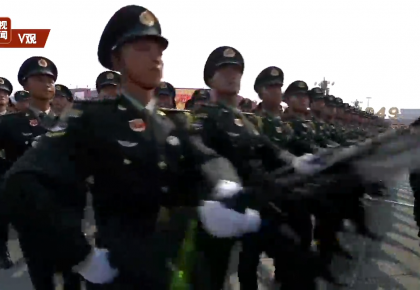 特殊视角看阅兵丨摄像大哥你慢点!带你百米冲刺奔向兵哥哥!
